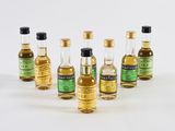 un ensemble de petites bouteilles contenant différents types d'alcool