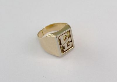 une image représentant une bague-sceau en or sur laquelle figure la lettre « h »