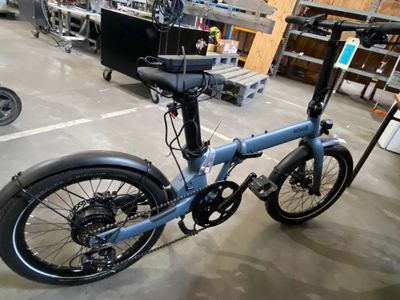 un vélo bleu qui se trouve dans un garage