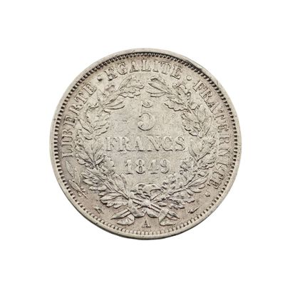 gros plan d'une pièce de monnaie sur fond blanc