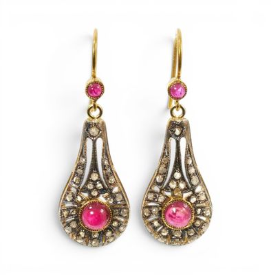 une paire de boucles d'oreilles roses et dorées