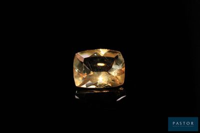 un diamant jaune sur fond noir