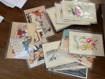de nombreuses cartes et enveloppes posées ensemble sur la table