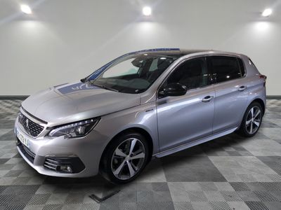 la voiture argentée est garée sur un sol en damier dans le garage