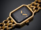 une image montrant un gros plan d'une montre-bracelet attachée à une chaîne