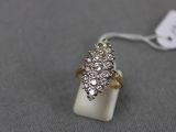 gros plan d'une bague en diamant sur une surface blanche