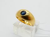 l'image d'une bague en or ornée d'une pierre bleue