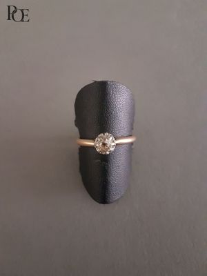 Gros plan sur une bague ornée d'un diamant