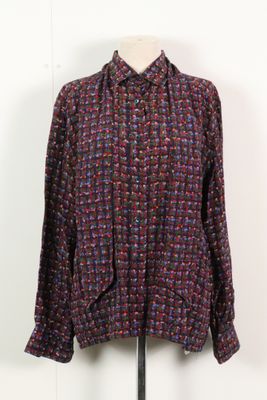 un gros plan d'une veste sur un mannequin