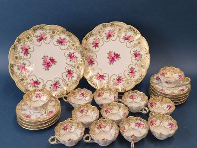 un ensemble d'assiettes et de tasses en porcelaine ornées de fleurs roses