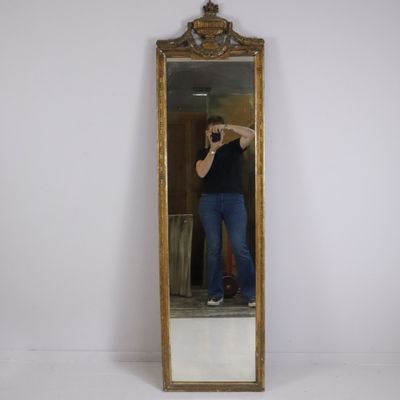 une femme se prenant en photo dans un miroir