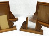 trois cadres en bois exposés sur une table