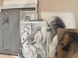 de nombreux dessins sur le mur d'une pièce où se trouve un chien
