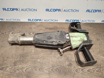 un pistolet posé sur une table
