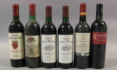six bouteilles de vin sont alignées sur une table