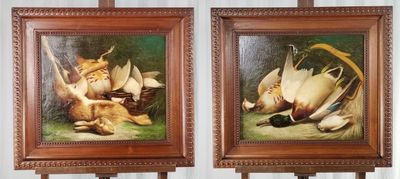 deux tableaux représentant un chat et un oiseau sur un chevalet, avec un panier de faisans
