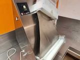 une machine posée sur le comptoir d'une cuisine