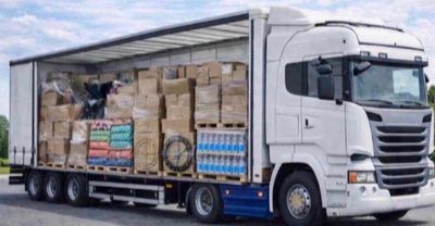 un camion avec une remorque chargée de cartons à l'arrière