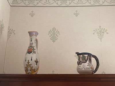 deux vases posés sur une étagère dans une pièce