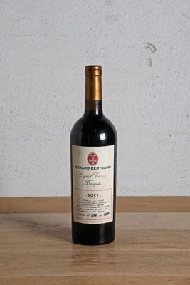 une bouteille de vin rouge posée sur une table en bois