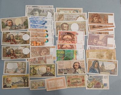 de nombreux types de papier-monnaie sur la table