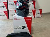 un casque posé sur une boîte, devant d'autres boîtes
