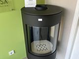 un poêle noir dans un coin de la pièce