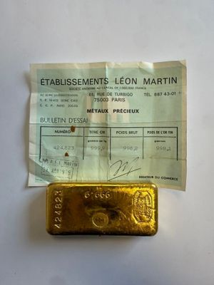 un petit morceau d'or sur un bout de papier