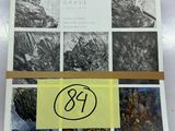 une image représentant un livre sur lequel est collé un autocollant jaune