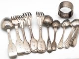 beaucoup de cuillères et de fourchettes en argent sur la table