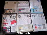 de nombreux t-shirts disposés sur une surface noire