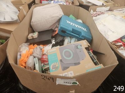 une boîte en carton remplie d'objets posés sur le sol