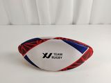 un gros plan d'un ballon de rugby posé sur une surface blanche