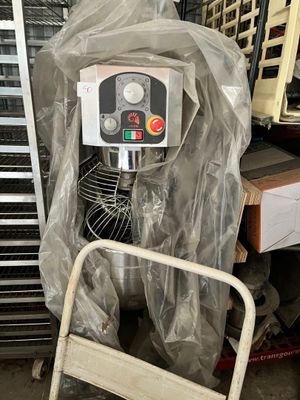 une photo d'une machine emballée dans du plastique