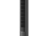 un ventilateur colonne noir posé sur une surface blanche