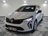 la voiture blanche est garée sur un sol en damier dans le garage