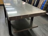 une table placée au milieu d'un magasin