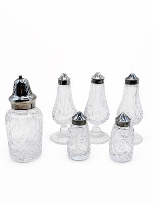 quatre salières et poivrières en verre et une salière en verre