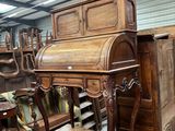 un bureau posé sur une table