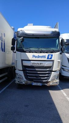 deux camions blancs garés l'un à côté de l'autre dans un parking