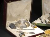 deux pièces d'argenterie dans un coffret posé sur une table