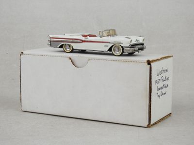 une petite voiture jouet posée sur une boîte