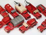un grand nombre de camions jouets posés sur une table