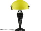 une lampe de table noire surmontée d'un abat-jour jaune