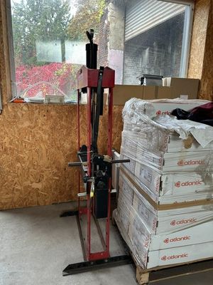 une pile de boîtes posées sur une palette dans une pièce