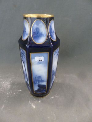 un vase bleu et blanc orné d'une bordure dorée
