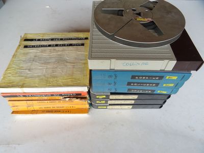plusieurs livres empilés sur une table