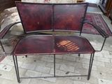 une chaise et une table posées à même le sol