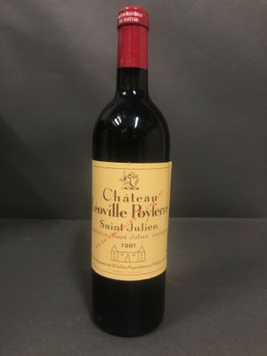 une bouteille de vin rouge posée sur une table, sur fond gris