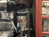 une cafetière et des tasses posées sur une étagère dans une cuisine